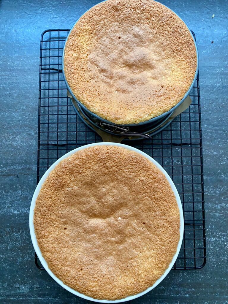 Eine cremige Erdbeertorte zum 11. Geburtstag. Ein niedlicher Kawaii-Kuchen für Fans.