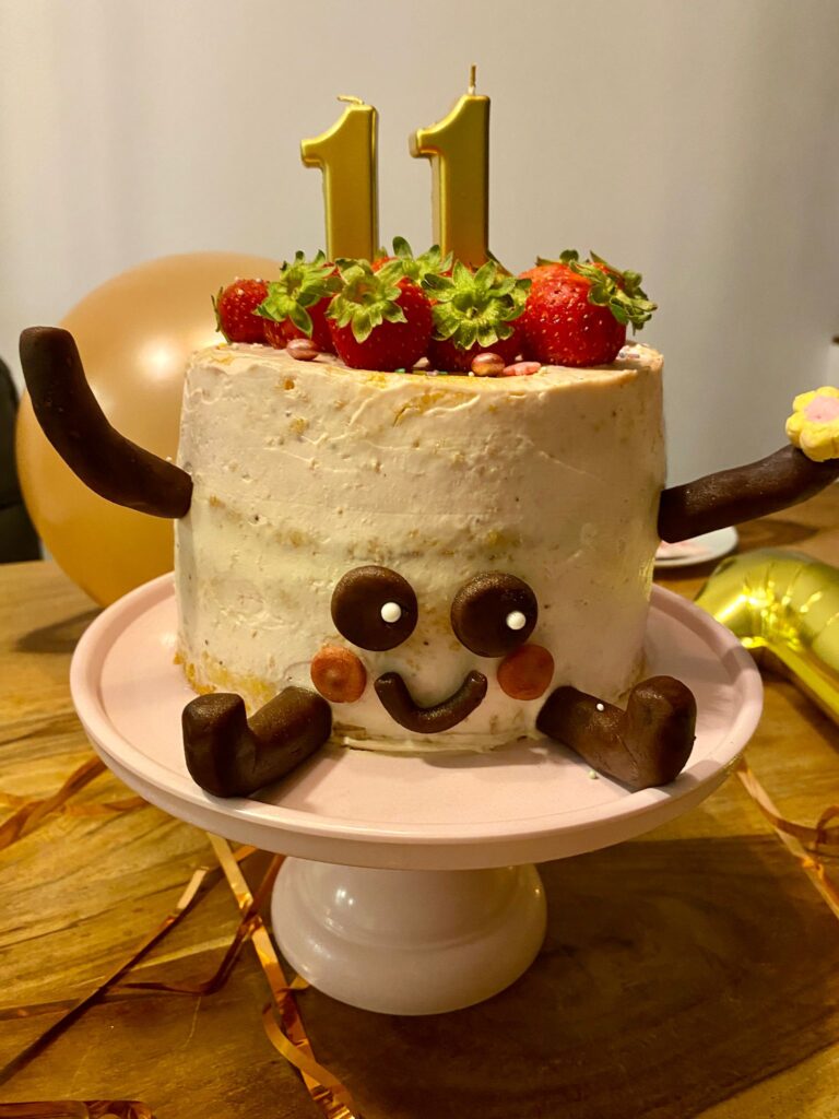 Eine cremige Erdbeertorte zum 11. Geburtstag. Ein niedlicher Kawaii-Kuchen für Fans.