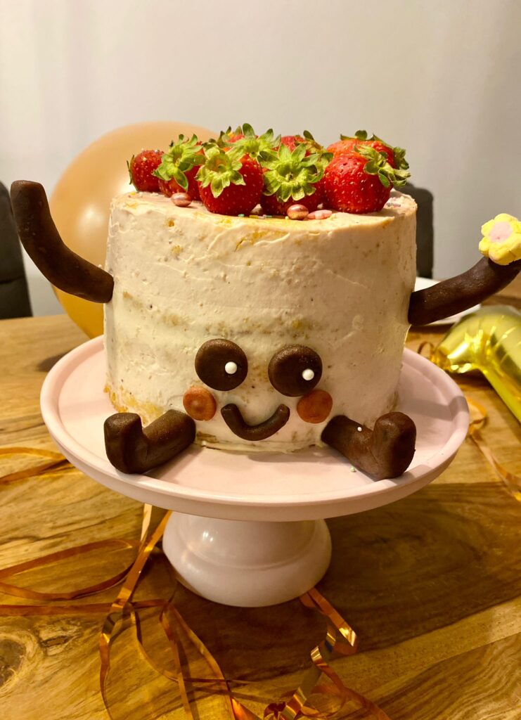 Eine cremige Erdbeertorte zum 11. Geburtstag. Ein niedlicher Kawaii-Kuchen für Fans.