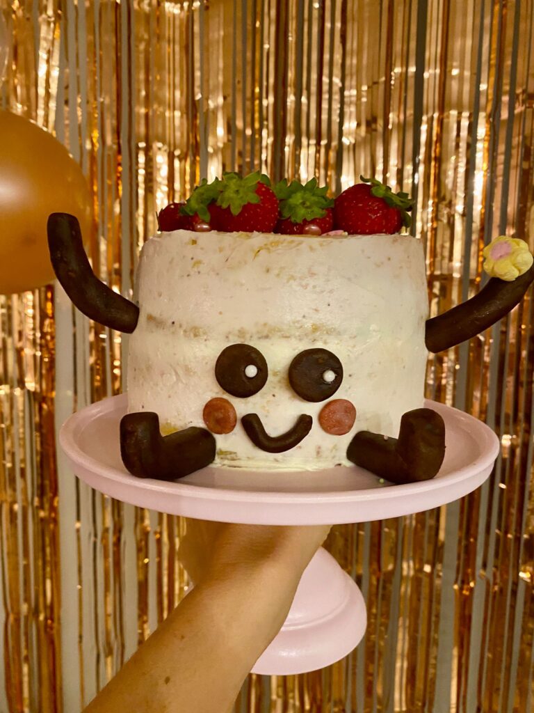 Eine cremige Erdbeertorte zum 11. Geburtstag. Ein niedlicher Kawaii-Kuchen für Fans.