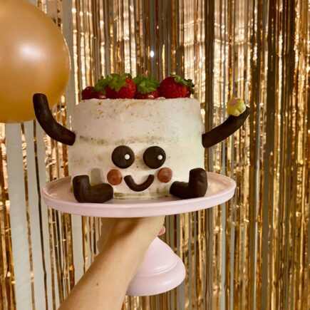 Eine cremige Erdbeertorte zum 11. Geburtstag. Eine Kawaiitorte als Geburtstagstorte.