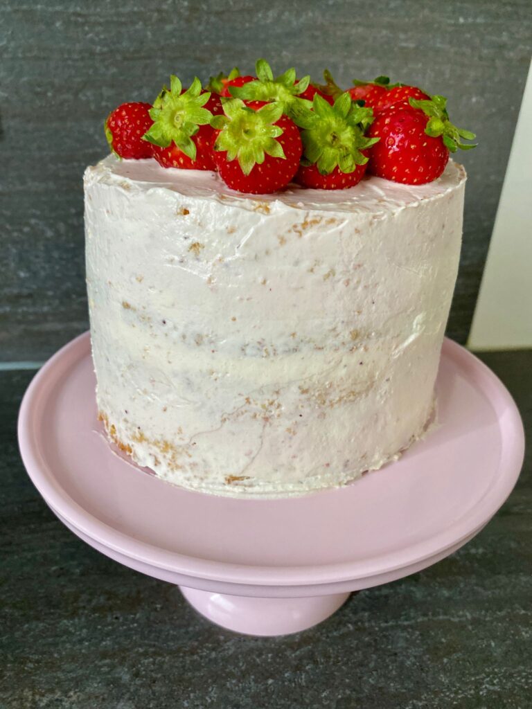 Eine cremige Erdbeertorte zum 11. Geburtstag. Ein niedlicher Kawaii-Kuchen für Fans.