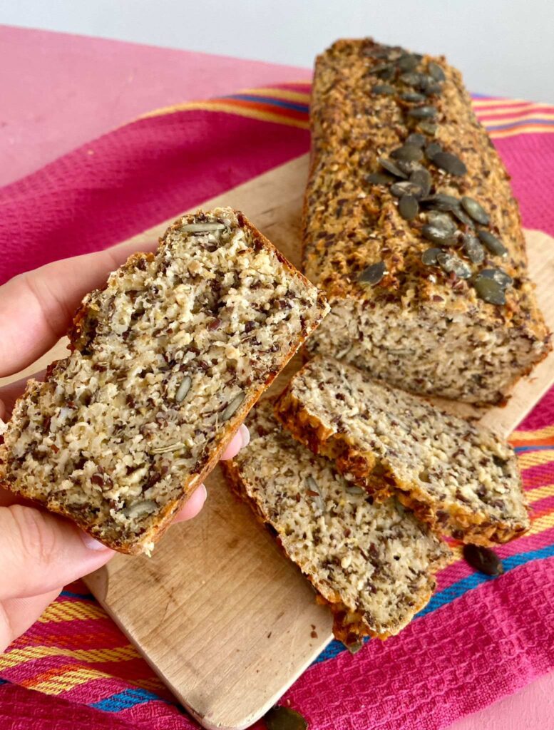 Proteinbrot ohne Hefe und Proteinpulver einfach selber backen: mit Quark, Kichererbsen, Haferflocken & Saaten. Perfekt für die Lunchbox.