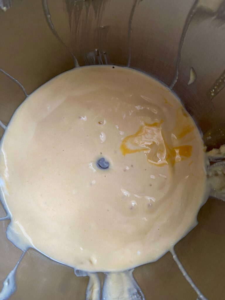 Proteinbrot ohne Hefe und Proteinpulver einfach selber backen: mit Quark, Kichererbsen, Haferflocken & Saaten. Perfekt für die Lunchbox.