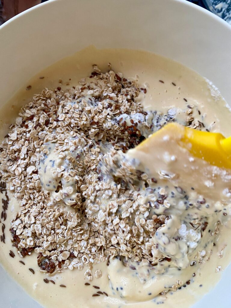Proteinbrot ohne Hefe und Proteinpulver einfach selber backen: mit Quark, Kichererbsen, Haferflocken & Saaten. Perfekt für die Lunchbox.