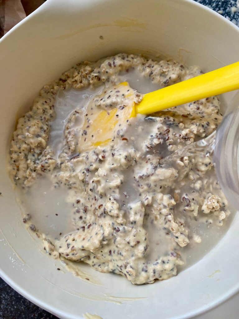 Proteinbrot ohne Hefe und Proteinpulver einfach selber backen: mit Quark, Kichererbsen, Haferflocken & Saaten. Perfekt für die Lunchbox.