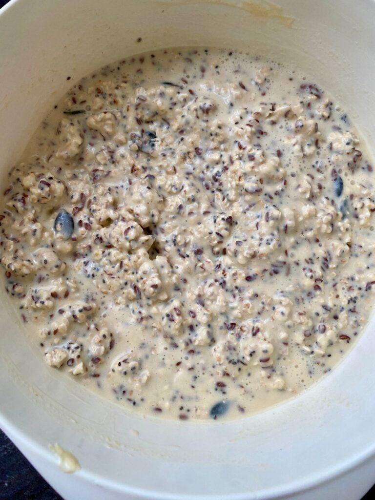 Proteinbrot ohne Hefe und Proteinpulver einfach selber backen: mit Quark, Kichererbsen, Haferflocken & Saaten. Perfekt für die Lunchbox.