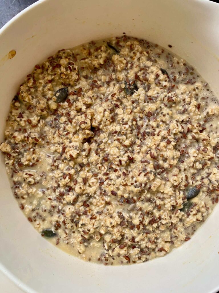 Proteinbrot ohne Hefe und Proteinpulver einfach selber backen: mit Quark, Kichererbsen, Haferflocken & Saaten. Perfekt für die Lunchbox.