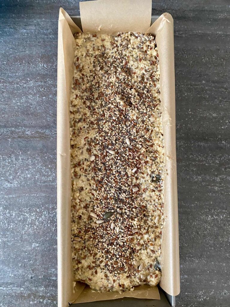 Proteinbrot ohne Hefe und Proteinpulver einfach selber backen: mit Quark, Kichererbsen, Haferflocken & Saaten. Perfekt für die Lunchbox.