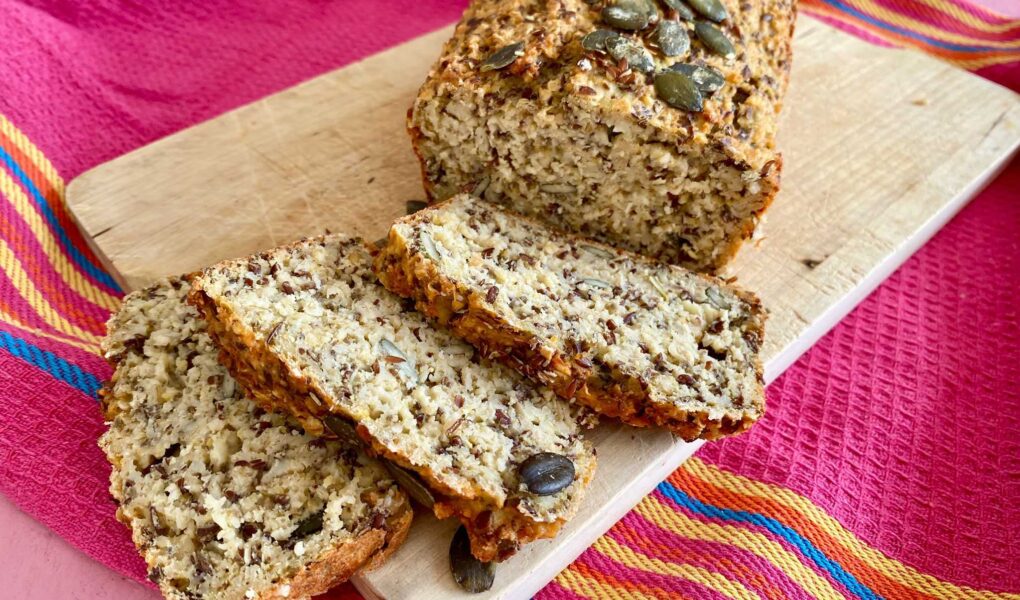 Proteinbrot ohne Hefe und Proteinpulver einfach selber backen: mit Quark, Kichererbsen, Haferflocken & Saaten. Perfekt für die Lunchbox.