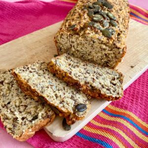 Proteinbrot ohne Hefe und Proteinpulver einfach selber backen: mit Quark, Kichererbsen, Haferflocken & Saaten. Perfekt für die Lunchbox.