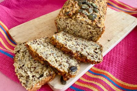 Proteinbrot ohne Hefe und Proteinpulver einfach selber backen: mit Quark, Kichererbsen, Haferflocken & Saaten. Perfekt für die Lunchbox.