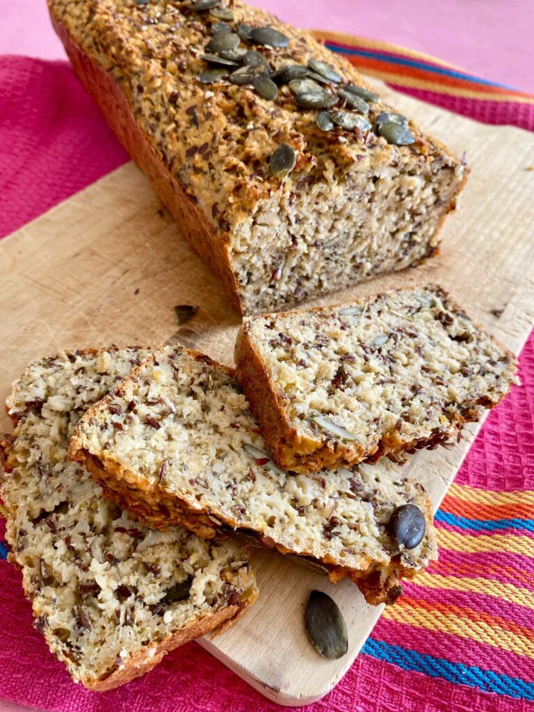 Proteinbrot ohne Hefe und Proteinpulver einfach selber backen: mit Quark, Kichererbsen, Haferflocken & Saaten. Perfekt für die Lunchbox.