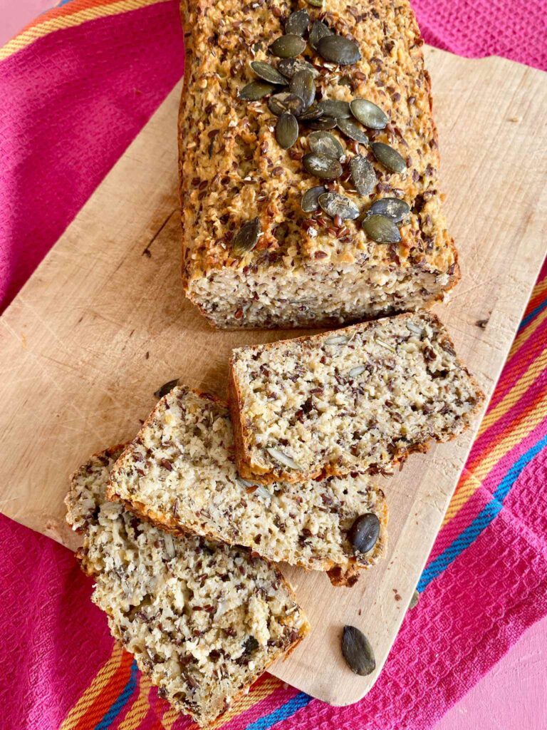 Proteinbrot ohne Hefe und Proteinpulver einfach selber backen: mit Quark, Kichererbsen, Haferflocken & Saaten. Perfekt für die Lunchbox.
