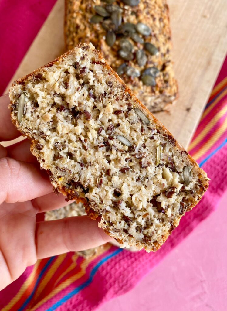 Proteinbrot ohne Hefe und Proteinpulver einfach selber backen: mit Quark, Kichererbsen, Haferflocken & Saaten. Perfekt für die Lunchbox.