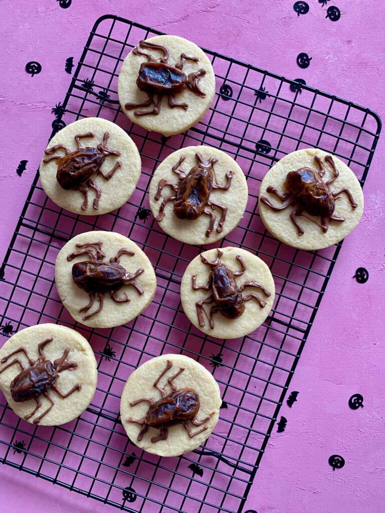 Halloween-Spinnenkekse und Halloween-Kekse mit Kakerlaken sind ein großer Spaß für das Backen mit Kindern an Halloween