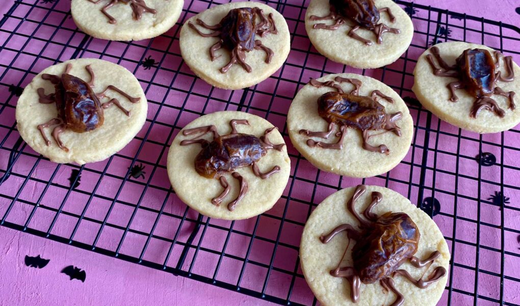 Halloween-Spinnenkekse und Halloween-Kekse mit Kakerlaken sind ein großer Spaß für das Backen mit Kindern an Halloween