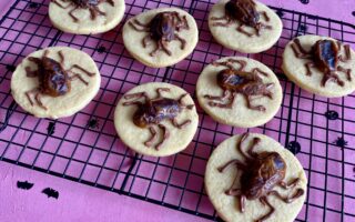 Halloween-Spinnenkekse und Halloween-Kekse mit Kakerlaken sind ein großer Spaß für das Backen mit Kindern an Halloween