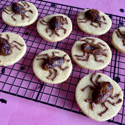 Halloween-Spinnenkekse und Halloween-Kekse mit Kakerlaken sind ein großer Spaß für das Backen mit Kindern an Halloween