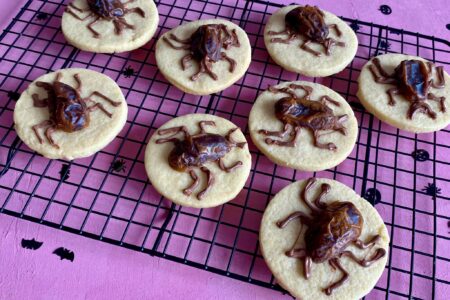 Halloween-Spinnenkekse und Halloween-Kekse mit Kakerlaken sind ein großer Spaß für das Backen mit Kindern an Halloween