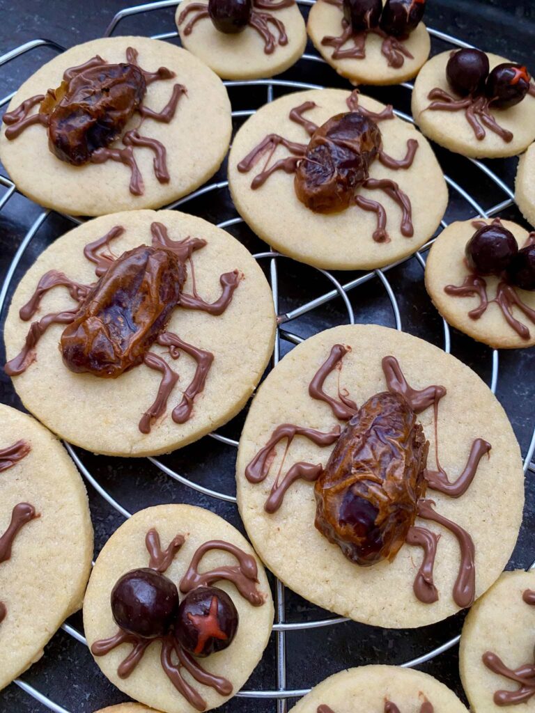 Halloween-Spinnenkekse und Halloween-Kekse mit Kakerlaken sind ein großer Spaß für das Backen mit Kindern an Halloween