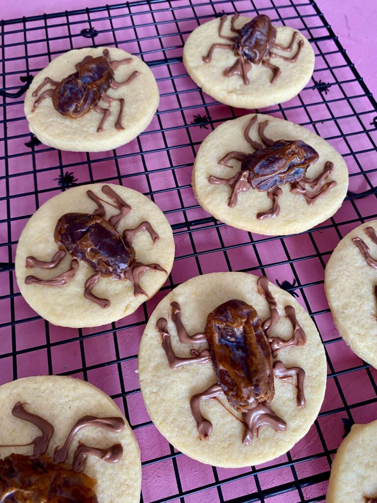 Halloween-Spinnenkekse und Halloween-Kekse mit Kakerlaken sind ein großer Spaß für das Backen mit Kindern an Halloween