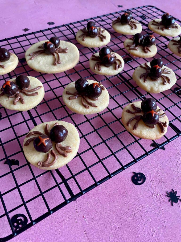Halloween-Spinnenkekse sind ein großer Spaß für das Backen mit Kindern an Halloween