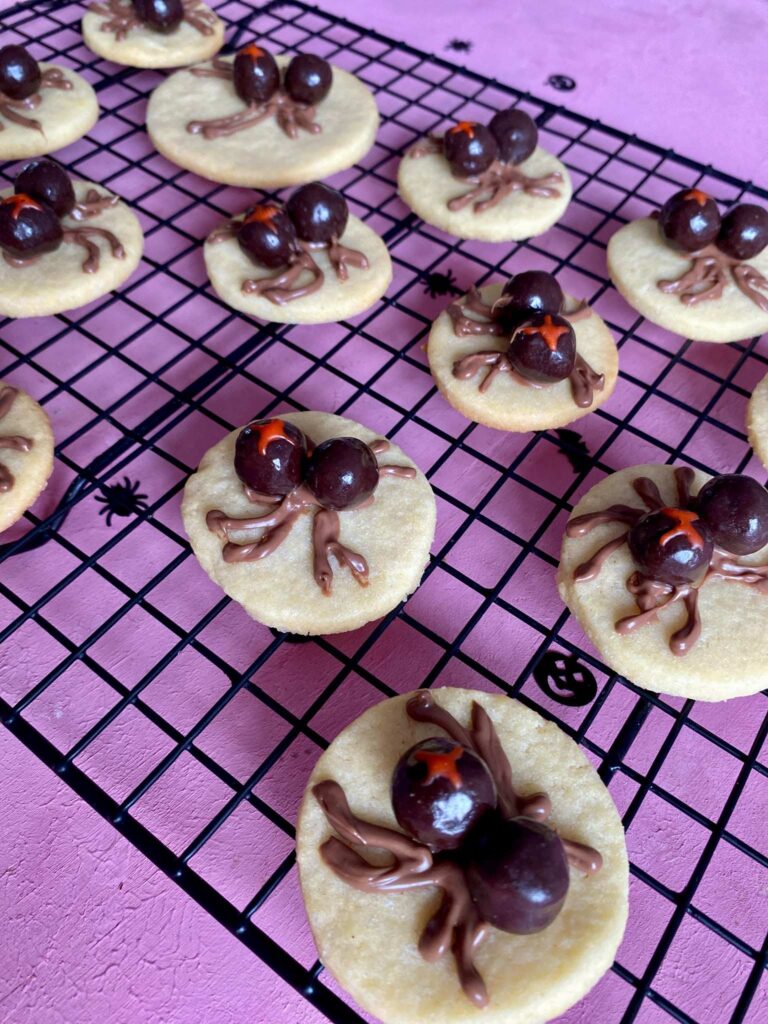 Halloween-Spinnenkekse sind ein großer Spaß für das Backen mit Kindern an Halloween
