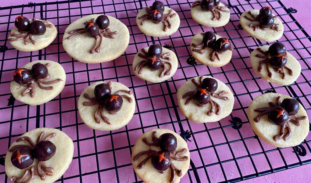 Halloween-Spinnenkekse sind ein großer Spaß für das Backen mit Kindern an Halloween
