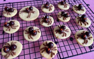 Halloween-Spinnenkekse sind ein großer Spaß für das Backen mit Kindern an Halloween