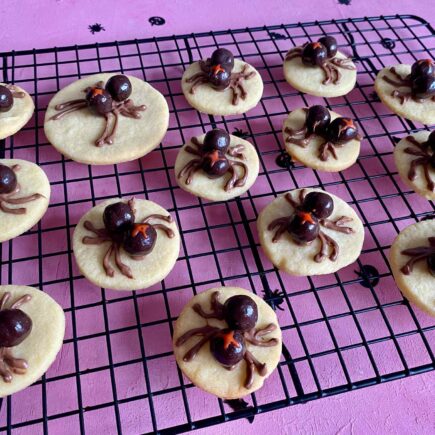 Halloween-Spinnenkekse sind ein großer Spaß für das Backen mit Kindern an Halloween