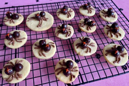 Halloween-Spinnenkekse sind ein großer Spaß für das Backen mit Kindern an Halloween