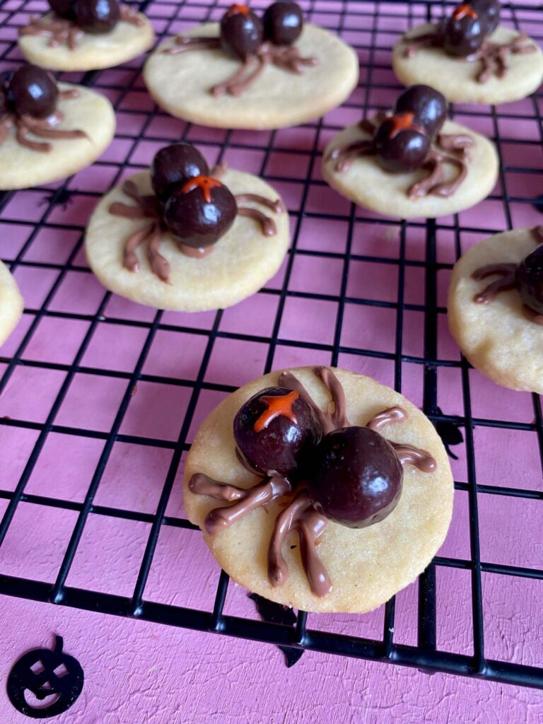 Halloween-Spinnenkekse sind ein großer Spaß für das Backen mit Kindern an Halloween