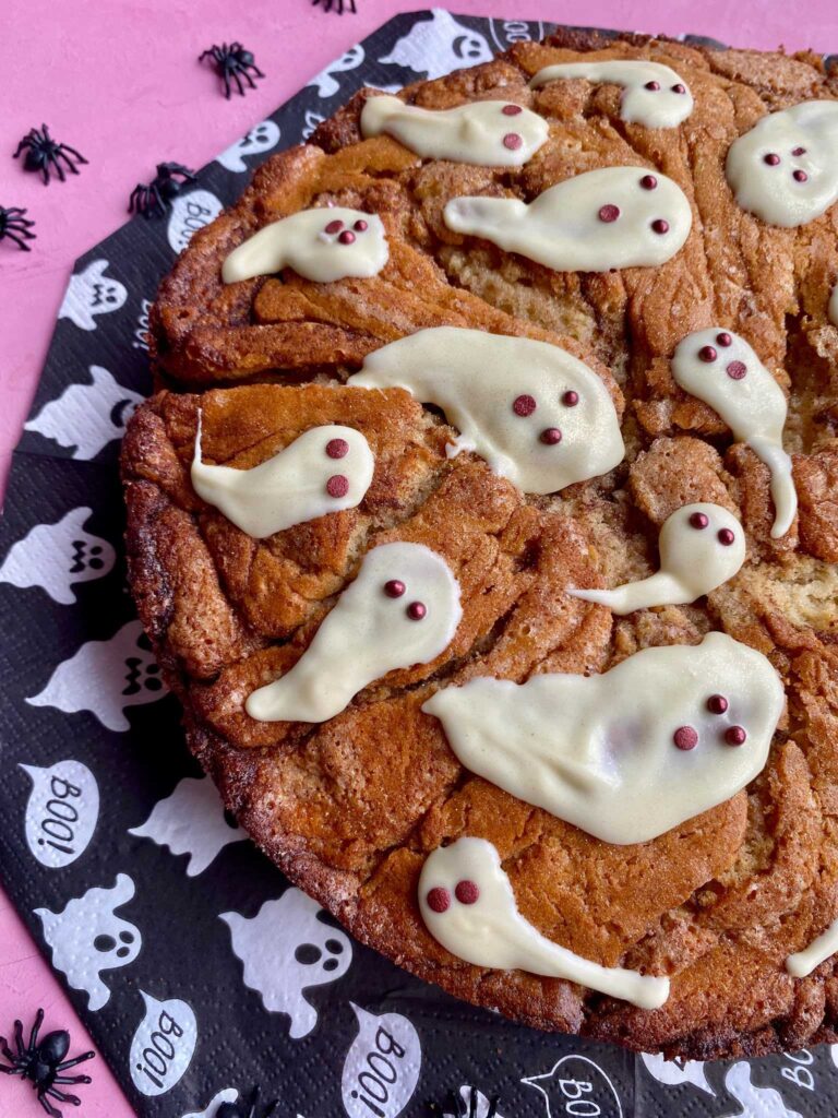 Der schnelle Zimtschneckenkuchen wird als Halloweenkuchen dekoriert
