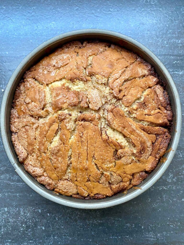 Der schnelle Zimtschneckenkuchen wird als Halloweenkuchen dekoriert