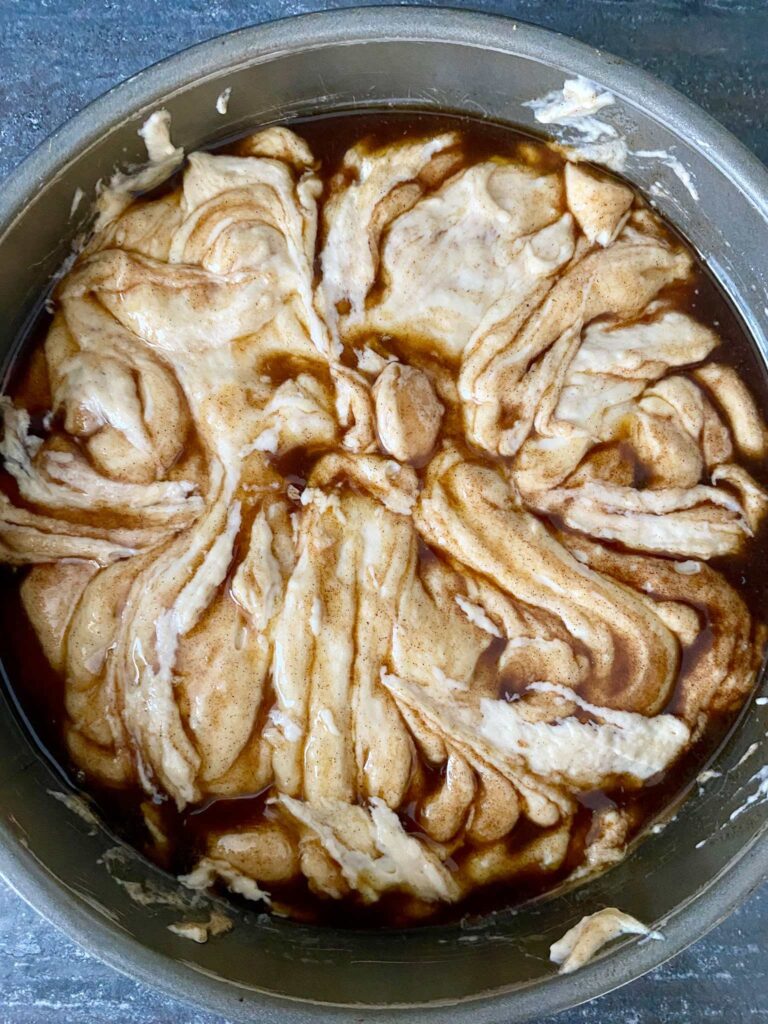 Der schnelle Zimtschneckenkuchen wird als Halloweenkuchen dekoriert