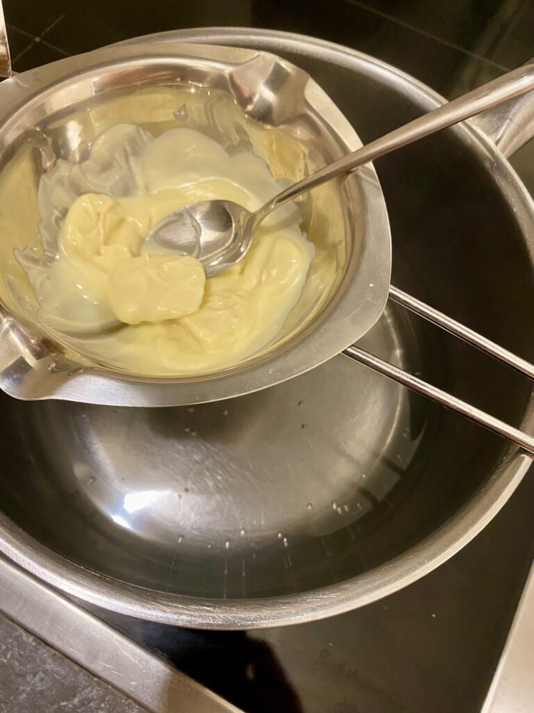 Der schnelle Zimtschneckenkuchen wird als Halloweenkuchen dekoriert
