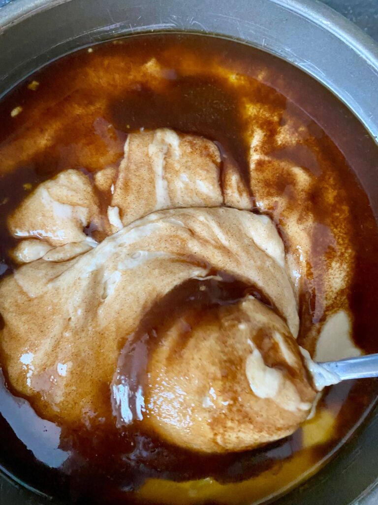 Der schnelle Zimtschneckenkuchen wird als Halloweenkuchen dekoriert