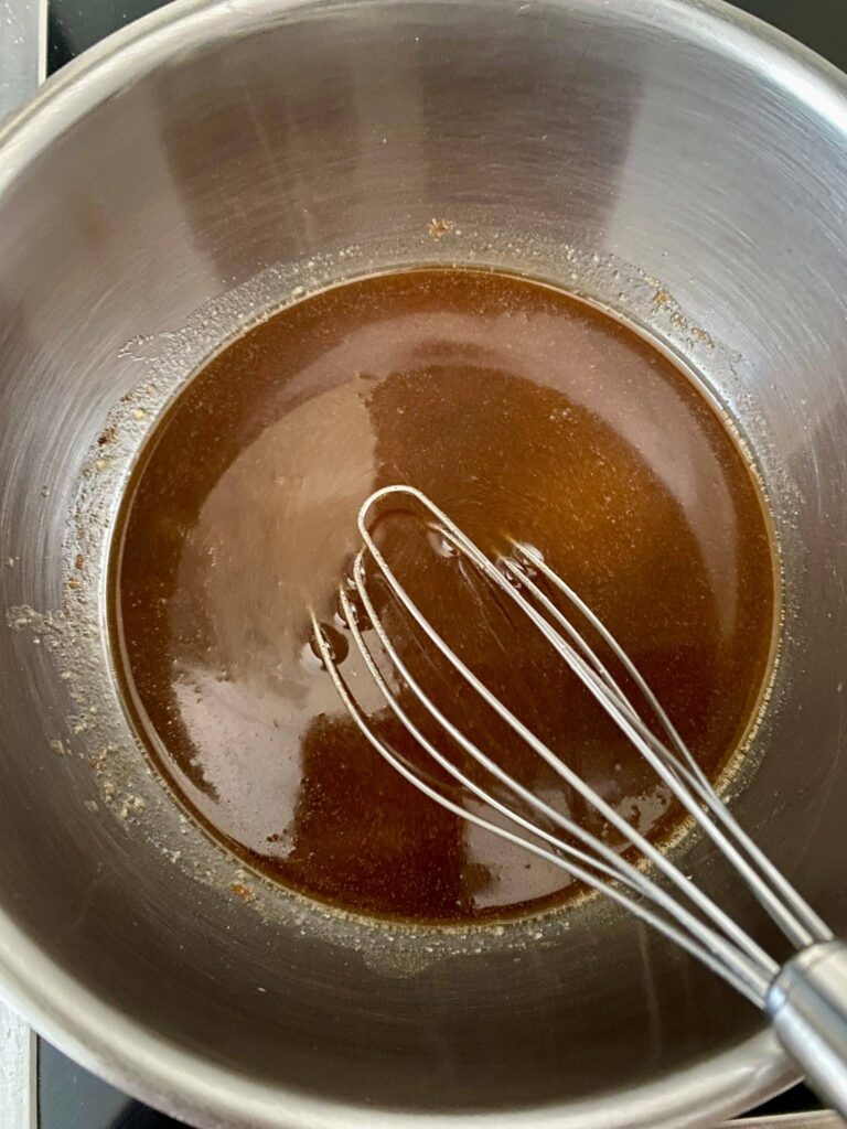 Der Zimtschneckenkuchen wird als Halloweenkuchen dekoriert