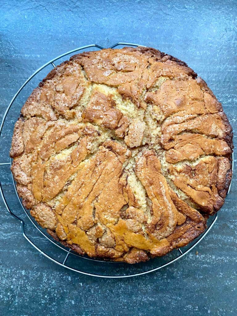 Der Zimtschneckenkuchen wird als Halloweenkuchen dekoriert