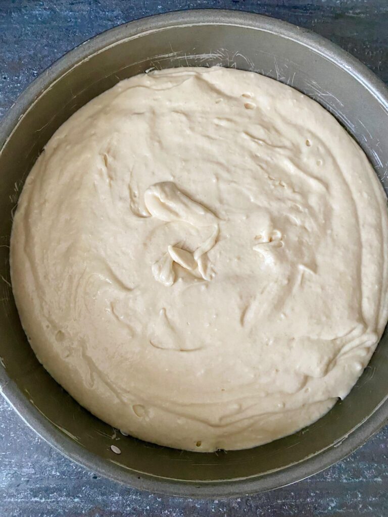 Der Zimtschneckenkuchen wird als Halloweenkuchen dekoriert