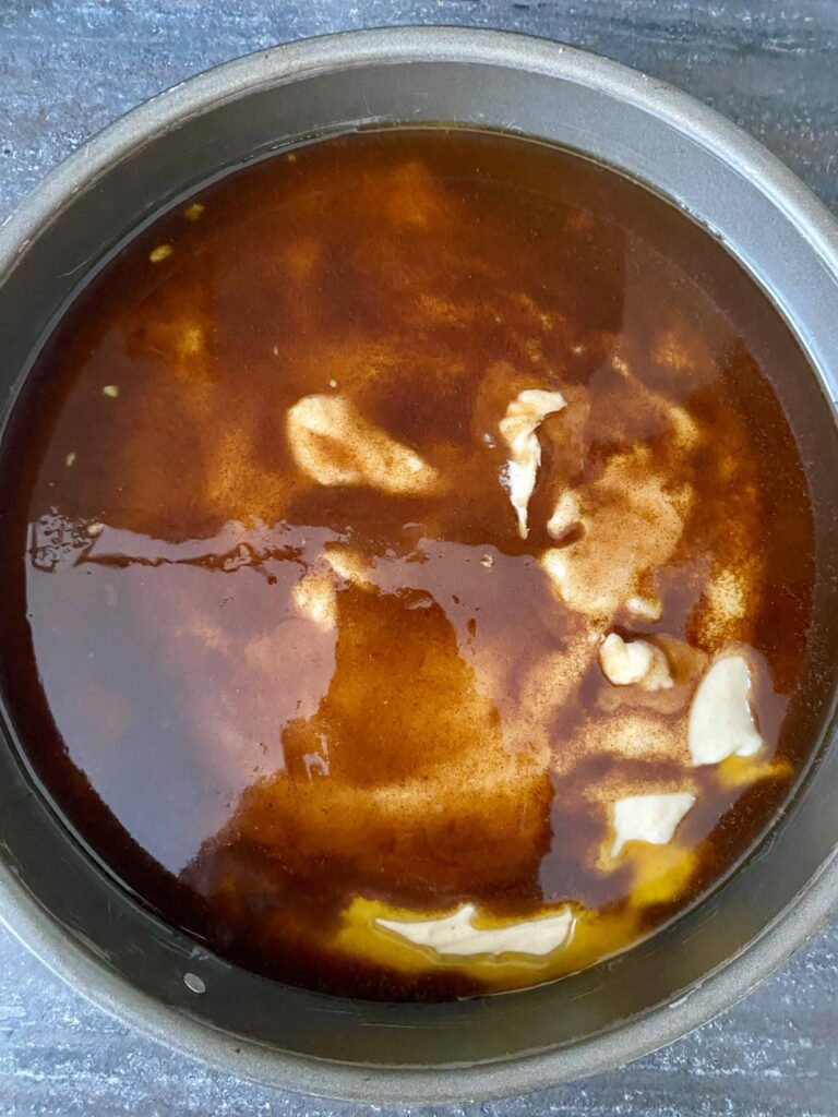 Der Zimtschneckenkuchen wird als Halloweenkuchen dekoriert