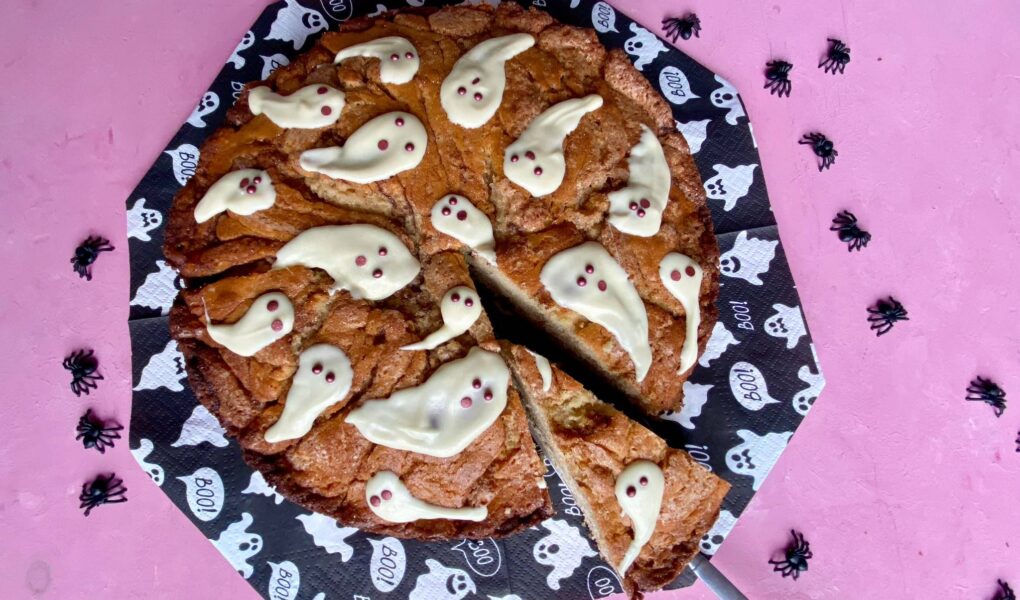 Der schnelle Zimtschneckenkuchen wird als Halloweenkuchen dekoriert