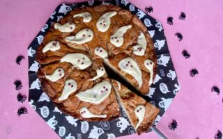 Der schnelle Zimtschneckenkuchen wird als Halloweenkuchen dekoriert