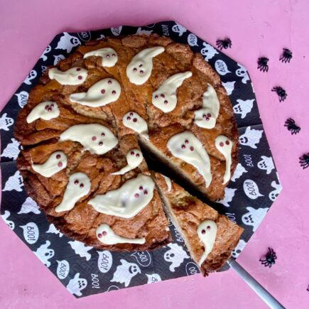 Der schnelle Zimtschneckenkuchen wird als Halloweenkuchen dekoriert