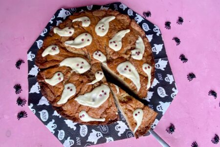 Der schnelle Zimtschneckenkuchen wird als Halloweenkuchen dekoriert