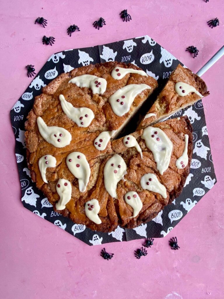 Der schnelle Zimtschneckenkuchen wird als Halloweenkuchen dekoriert