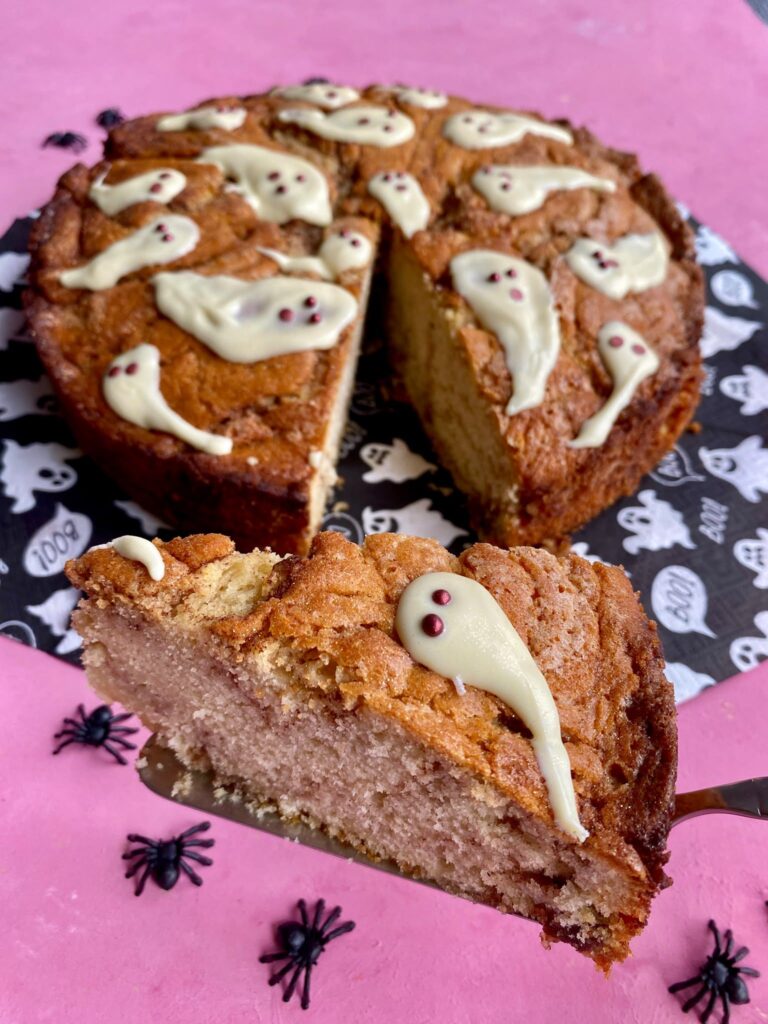 Der schnelle Zimtschneckenkuchen wird als Halloweenkuchen dekoriert