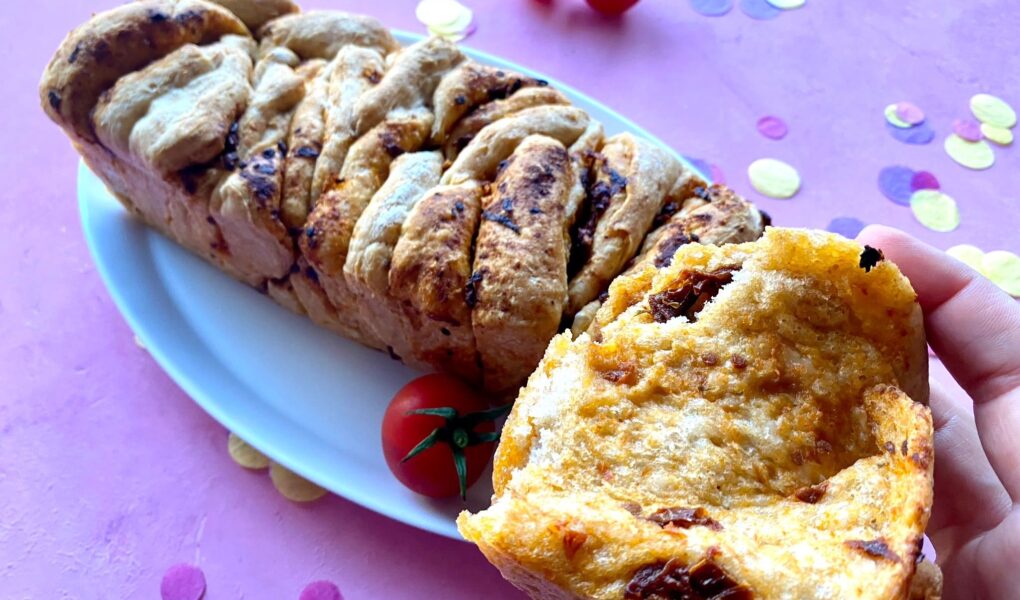 Das Tomaten-Zupfbrot ist ein beliebtes Familienrezept zum Grillen und Abendessen.