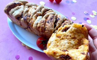 Das Tomaten-Zupfbrot ist ein beliebtes Familienrezept zum Grillen und Abendessen.